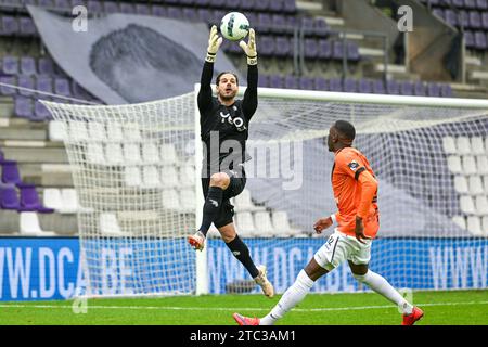 Deinze, Belgio. 10 dicembre 2023. Portiere Davor Matijas (71) di Beerschot e Souleymane Anne (22) di KMSK Deinze nella foto durante una partita di calcio tra Beerschot e KMSK Deinze durante la quindicesima giornata della stagione Challenger Pro League 2023-2024, domenica 10 dicembre 2023 a Deinze, Belgio . Credito: Sportpix/Alamy Live News Foto Stock