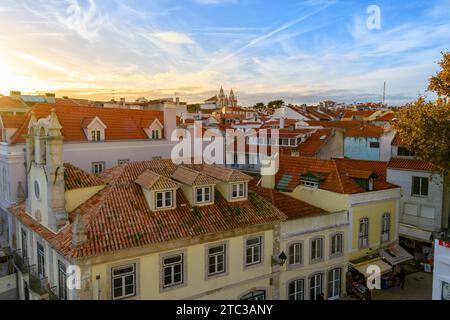 Vista del tramonto dall'alto di OPrac 5 de Outubro, o Piazza del 5 ottobre con la Chiesa di nostra Signora dei Navigatori alle spalle a Cascais, Portogallo Foto Stock