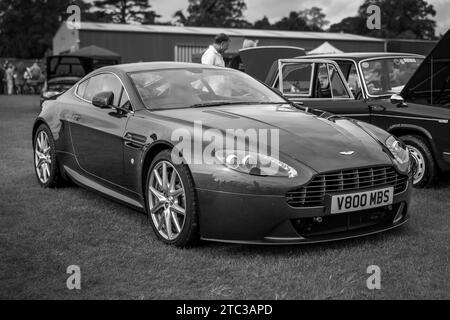 2014 Aston Martin Vantage V8, in mostra al Race Day Airshow tenutosi a Shuttleworth il 2 ottobre 2023. Foto Stock