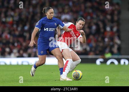 Londra, Regno Unito. 10 dicembre 2023. Lotte Wubben-Moy dell'Arsenal Women e Lauren James delle Chelsea Women gareggiano per il pallone durante la fa Women's Super League match tra Arsenal Women e Chelsea Women all'Emirates Stadium di Londra, in Inghilterra, il 10 dicembre 2023. Foto di Joshua Smith. Solo per uso editoriale, licenza necessaria per uso commerciale. Nessun utilizzo in scommesse, giochi o pubblicazioni di un singolo club/campionato/giocatore. Credito: UK Sports Pics Ltd/Alamy Live News Foto Stock