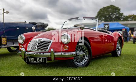 1960 MG MGA 1600, in mostra al Race Day Airshow tenutosi a Shuttleworth il 2 ottobre 2023. Foto Stock