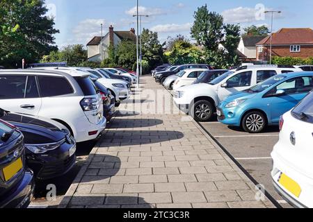 Parcheggio Billericay Essex dietro le auto di High Street nei parcheggi accanto al sentiero Pay & display gestito da Basildon Council England UK Foto Stock