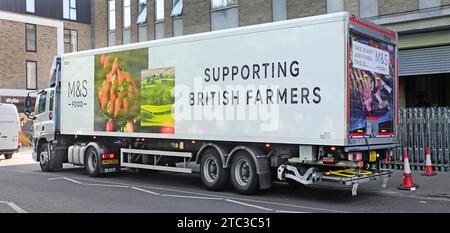M&S catena di approvvigionamento alimentare camion e semirimorchi consegna al negozio al dettaglio Marks and Spencer a supporto degli agricoltori britannici Brentwood Essex Inghilterra Regno Unito Foto Stock