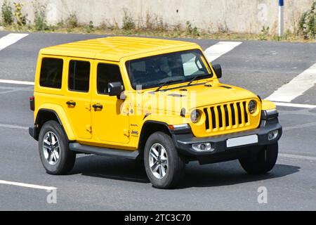 JEEP Wrangler Sahara 4x4 con trazione integrale vista frontale lato giallo brillante che si muove e guida lungo il percorso orbitale di Londra sull'autostrada M25 Essex Inghilterra Regno Unito Foto Stock