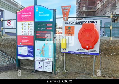 I dati sul mare del punto di sicurezza della spiaggia vengono visualizzati insieme per i visitatori e la gente del posto in un'unica posizione centrale sul lungomare, Hunstanton Norfolk, East Anglia, Inghilterra, Regno Unito Foto Stock