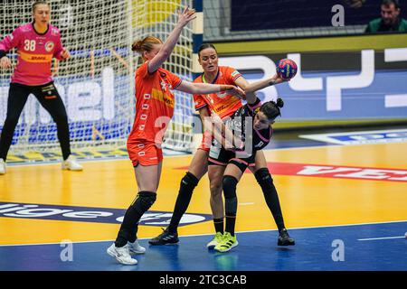 FREDRIKSHAVN, DANIMARCA - 10 DICEMBRE: i giocatori olandesi, Alicia Fernandez Fraga, della Spagna, si battono per il pallone durante il 26° incontro preliminare del girone H del Campionato del mondo di pallamano femminile IHF tra Paesi Bassi e Spagna all'Arena Nord il 10 dicembre 2023 a Fredrikshavn, Danimarca (foto di Henk Seppen/Orange Pictures) NOCNSF Foto Stock