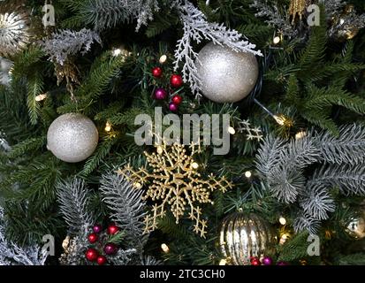 Albero di Natale decorato con baule, luci e ornamenti festivi a Ginza, Chūō Tokyo, Giappone. Foto Stock