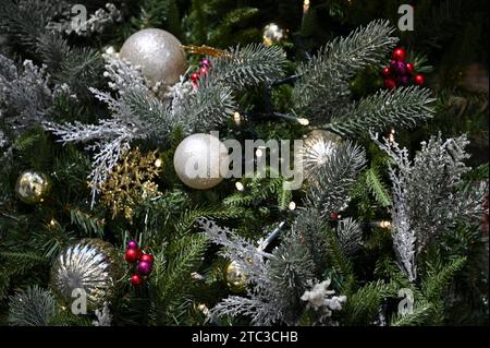 Albero di Natale decorato con baule, luci e ornamenti festivi a Ginza, Chūō Tokyo, Giappone. Foto Stock