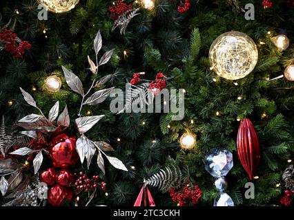 Albero di Natale decorato con baule, luci e ornamenti festivi a Ginza, Chūō Tokyo, Giappone. Foto Stock