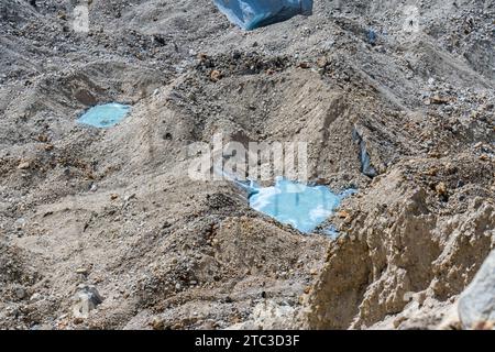 Ghiacciaio permafrost blu proveniente dalla catena montuosa di Kanchenjunga visto dal campo base di Jannu in Nepal Foto Stock