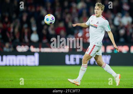 Colonia, Germania. 10 dicembre 2023. Calcio: Bundesliga, 1. FC Köln - FSV Mainz 05, giorno 14, RheinEnergieStadion. Timo Hübers di Colonia. Credito: Rolf Vennenbernd/dpa - NOTA IMPORTANTE: in conformità con le norme della DFL German Football League e della DFB German Football Association, è vietato utilizzare o utilizzare fotografie scattate nello stadio e/o della partita sotto forma di immagini sequenziali e/o serie di foto simili a video./dpa/Alamy Live News Foto Stock