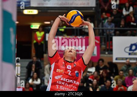 Cuneo, Italia. 10 dicembre 2023. FrancescaScola (Cuneo) durante Cuneo Granda Volley vs AllianzÂ VVÂ Milano, Volley Italian serie A1 Women Match a Cuneo, Italia, 10 dicembre 2023 crediti: Independent Photo Agency/Alamy Live News Foto Stock