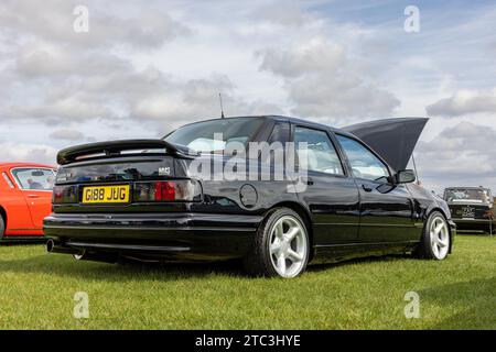 1989 Ford Sierra Sapphire RS Cosworth, in mostra al Race Day Airshow tenutosi a Shuttleworth il 2 ottobre 2023. Foto Stock