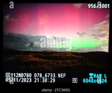 Schermo di una fotocamera reflex digitale su cui è stata fotografata un'aurora boreale o un'aurora boreale. Foto Stock