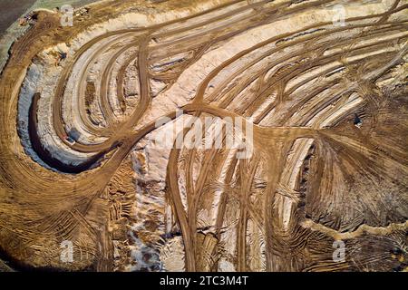 Vista aerea dei modelli di strade su una cava di sabbia. Estrazione di sabbia da costruzione in una grande cava Foto Stock