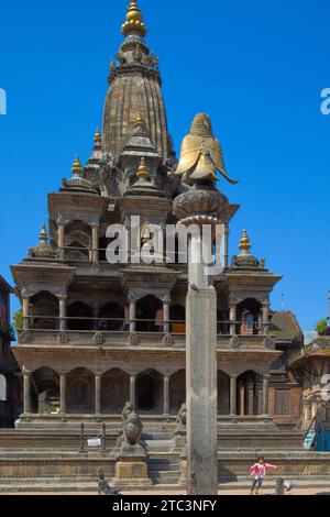 Nepal, Patan, Piazza Durbar, Tempio di Krishna, pilastro di Garuda, Foto Stock