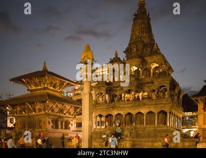 Nepal, Patan, Piazza Durbar, Tempio di Char Narayan, Tempio di Krishna, Garuda Pillar, Foto Stock