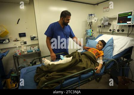 Rafah, Gaza. 9 dicembre 2023. Un bambino palestinese ferito dai bombardamenti israeliani viene curato in un ospedale da campo degli Emirati, a Rafah, nella Striscia di Gaza meridionale, domenica 10 dicembre 2023. Foto di Ismael Mohamad/UPI. Crediti: UPI/Alamy Live News Foto Stock