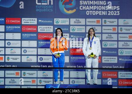 Otopeni, Romania. 10 dicembre 2023. OTOPENI, ROMANIA - 10 DICEMBRE: La vincitrice della medaglia d'oro Tessa Giele dei Paesi Bassi e Anna Ntountounaki della Grecia durante la cerimonia della medaglia dopo aver gareggiato nella finale femminile della farfalla dei 50 m durante i campionati europei di nuoto a corto corso 2023 presso il complesso acquatico Otopeni il 10 dicembre 2023 a Otopeni, Romania. (Foto di Nikola Krstic/BSR Agency) credito: BSR Agency/Alamy Live News Foto Stock