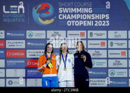 Otopeni, Romania. 10 dicembre 2023. OTOPENI, ROMANIA - 10 DICEMBRE: La vincitrice della medaglia d'oro dei Paesi Bassi Tessa Giele, Anna Ntountounaki della Grecia e la medaglia di bronzo Sara Junevik della Svezia si pongono durante la cerimonia della medaglia dopo aver gareggiato nella finale femminile della farfalla 50m durante i campionati europei di nuoto a corto corso 2023 presso il complesso acquatico Otopeni il 10 dicembre 2023 a Otopeni, in Romania. (Foto di Nikola Krstic/BSR Agency) credito: BSR Agency/Alamy Live News Foto Stock