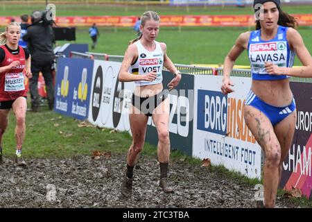 Bruxelles, Belgio. 10 dicembre 2023. La belga Julie Voet è stata fotografata in azione durante la gara femminile U23 ai Campionati europei di Cross Country a Bruxelles, domenica 10 dicembre 2023 BELGA PHOTO JILL DELSAUX Credit: Belga News Agency/Alamy Live News Foto Stock