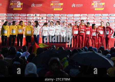 Bruxelles, Belgio. 10 dicembre 2023. Il team tedesco, il team britannico e il team spagnolo festeggiano sul podio dopo la gara femminile U23 ai Campionati europei di Cross Country di Bruxelles, domenica 10 dicembre 2023 BELGA PHOTO JILL DELSAUX Credit: Belga News Agency/Alamy Live News Foto Stock