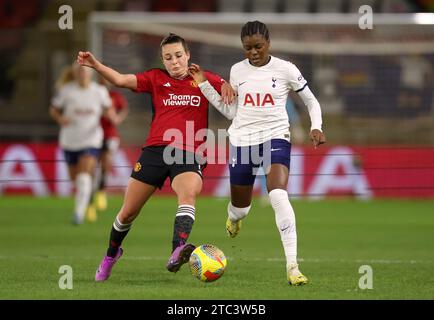 Ella Toone del Manchester United (sinistra) e Jessica Naz del Tottenham Hotspur si scontrano per il pallone durante la partita di Super League femminile Barclays al Gaughan Group Stadium di Londra. Data immagine: Domenica 10 dicembre 2023. Foto Stock