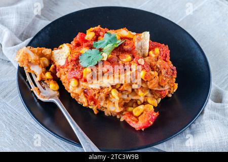 Enchilada vegetariana al forno con lenticchie affumicate e mais dolce Foto Stock