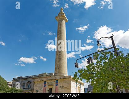 Il Washington Monument di Baltimora, completato nel 1829, fu il primo tributo formale a George Washington; l'intera piazza è un punto di riferimento nazionale. Foto Stock