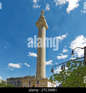 Il Washington Monument di Baltimora, completato nel 1829, fu il primo tributo formale a George Washington; l'intera piazza è un punto di riferimento nazionale. Foto Stock