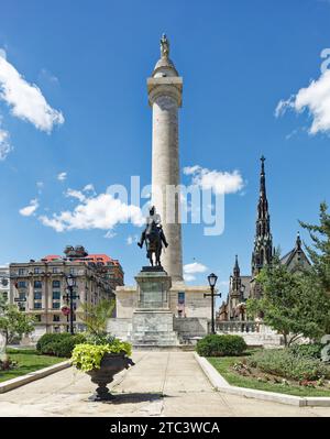 Il Washington Monument di Baltimora, completato nel 1829, fu il primo tributo formale a George Washington; l'intera piazza è un punto di riferimento nazionale. Foto Stock