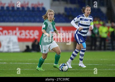 Duisburg, Deutschland. 10 dicembre 2023. v.li.: Ricarda Walkling (SV Werder Brema, 13) AM Ball, Einzelbild, Ganzkörper, Aktion, ACTION, SPIELSZENE, DIE DFB-RICHTLINIEN UNTERSAGEN JEGLICHE NUTZUNG VON FOTOS ALS SEQUENZBILDER UND/ODER VIDEOÄHNLICHE FOTOSTRECKEN. LE NORMATIVE DFB VIETANO QUALSIASI USO DI FOTOGRAFIE COME SEQUENZE DI IMMAGINI E/O QUASI-VIDEO., 10.12.2023, Duisburg (Deutschland), Fussball, Google Pixel Frauen-Bundesliga, MSV Duisburg - SV Werder Brema credito: dpa/Alamy Live News Foto Stock