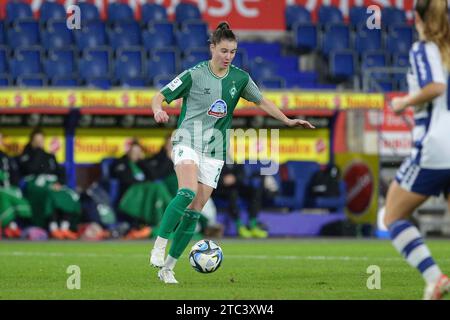 Duisburg, Deutschland. 10 dicembre 2023. v.li.: Chiara Hahn (SV Werder Brema, 21) AM Ball, Einzelbild, Ganzkörper, Aktion, ACTION, SPIELSZENE, DIE DFB-RICHTLINIEN UNTERSAGEN JEGLICHE NUTZUNG VON FOTOS ALS SEQUENZBILDER UND/ODER VIDEOÄHNLICHE FOTOSTRECKEN. LE NORMATIVE DFB VIETANO QUALSIASI USO DI FOTOGRAFIE COME SEQUENZE DI IMMAGINI E/O QUASI-VIDEO., 10.12.2023, Duisburg (Deutschland), Fussball, Google Pixel Frauen-Bundesliga, MSV Duisburg - SV Werder Brema credito: dpa/Alamy Live News Foto Stock