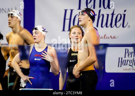 Otopeni, Romania. 10 dicembre 2023. OTOPENI, ROMANIA - 10 DICEMBRE: Tessa Giele dei Paesi Bassi, Kira Toussaint dei Paesi Bassi e Caspar Corbeau dei Paesi Bassi guardano durante la finale mista 4 x 50 m Medley Relay durante i Campionati europei di nuoto corto 2023 presso il complesso acquatico Otopeni il 10 dicembre 2023 a Otopeni, in Romania. (Foto di Nikola Krstic/BSR Agency) credito: BSR Agency/Alamy Live News Foto Stock