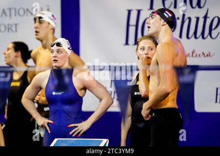 Otopeni, Romania. 10 dicembre 2023. OTOPENI, ROMANIA - 10 DICEMBRE: Tessa Giele dei Paesi Bassi, Kira Toussaint dei Paesi Bassi e Caspar Corbeau dei Paesi Bassi guardano durante la finale mista 4 x 50 m Medley Relay durante i Campionati europei di nuoto corto 2023 presso il complesso acquatico Otopeni il 10 dicembre 2023 a Otopeni, in Romania. (Foto di Nikola Krstic/BSR Agency) credito: BSR Agency/Alamy Live News Foto Stock