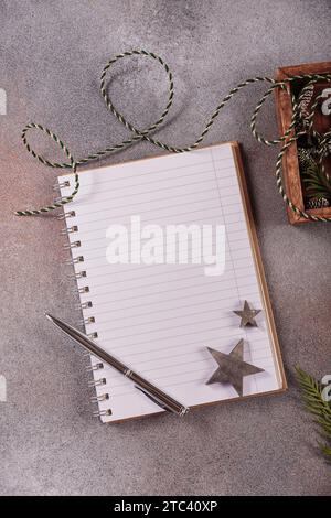 Notebook vuoto con penna e scatola di legno con decorazioni natalizie Foto Stock