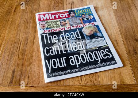 7 dicembre 2023. Il titolo della prima pagina di Daily Mirror legge che i morti non riescono a sentire le tue scuse. Si riferisce all'apparizione di Boris Johnson alla Covid Inquiry Foto Stock