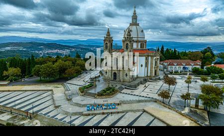 Una vista panoramica di una pittoresca città di campagna con una chiesa storica con un campanile sullo sfondo Foto Stock