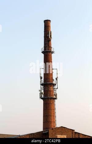 Stazione ricetrasmittente di base sulla vecchia ciminiera in mattoni Foto Stock