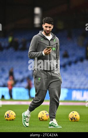 LONDRA, INGHILTERRA - 9 DICEMBRE: Dominik Szoboszlai del Liverpool FC arriva indossando Louis Vuitton Nike Air Force 1 Low di Virgil Abloh White Green S. Foto Stock