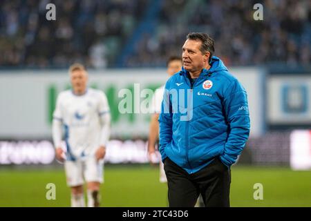 Rostock, Deutschland 10. Dicembre 2023: 2. BL - 2023/2024 - FC Hansa Rostock vs. FC Schalke 04 IM Bild: Trainer Alois Schwartz (Hansa Rostock) /// le normative DFL vietano qualsiasi uso di fotografie come sequenze di immagini e/o quasi-video. /// Foto Stock