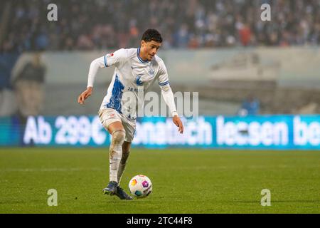 Rostock, Deutschland 10. Dicembre 2023: 2. BL - 2023/2024 - FC Hansa Rostock vs. FC Schalke 04 IM Bild: Jonas David (Hansa Rostock) /// le normative DFL vietano qualsiasi uso di fotografie come sequenze di immagini e/o quasi-video. /// Foto Stock
