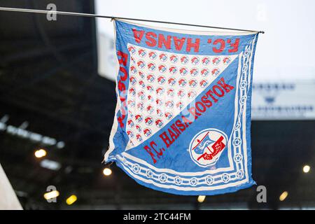 Rostock, Deutschland 10. Dicembre 2023: 2. BL - 2023/2024 - FC Hansa Rostock vs. FC Schalke 04 IM Bild: Hansa Rostock fan Fahne /// le normative DFL vietano qualsiasi uso di fotografie come sequenze di immagini e/o quasi-video. /// Foto Stock