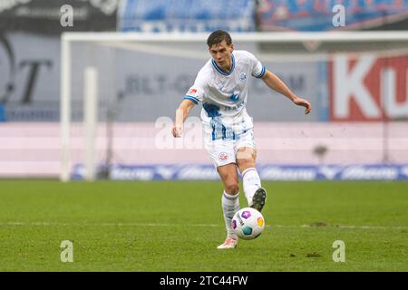Rostock, Deutschland 10. Dicembre 2023: 2. BL - 2023/2024 - FC Hansa Rostock vs. FC Schalke 04 IM Bild: Alexander Rossipal (Hansa Rostock) /// le normative DFL vietano qualsiasi uso di fotografie come sequenze di immagini e/o quasi-video. /// Foto Stock