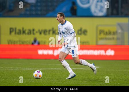 Rostock, Deutschland 10. Dicembre 2023: 2. BL - 2023/2024 - FC Hansa Rostock vs. FC Schalke 04 IM Bild: Dennis Dressel (Hansa Rostock) /// le normative DFL vietano qualsiasi uso di fotografie come sequenze di immagini e/o quasi-video. /// Foto Stock