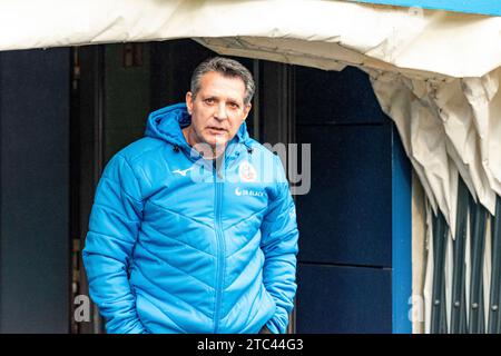 Rostock, Deutschland 10. Dicembre 2023: 2. BL - 2023/2024 - FC Hansa Rostock vs. FC Schalke 04 IM Bild: Trainer Alois Schwartz (Hansa Rostock) /// le normative DFL vietano qualsiasi uso di fotografie come sequenze di immagini e/o quasi-video. /// Foto Stock