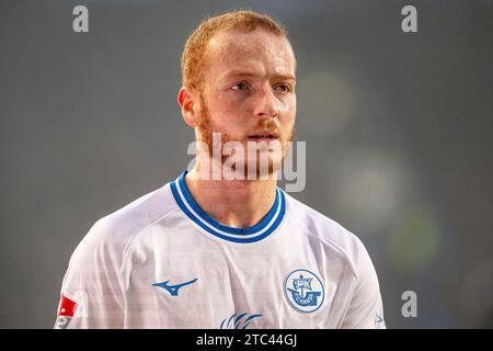 Rostock, Deutschland 10. Dicembre 2023: 2. BL - 2023/2024 - FC Hansa Rostock vs. FC Schalke 04 IM Bild: Sebastian Vasiliadis (Hansa Rostock) /// le normative DFL vietano qualsiasi uso di fotografie come sequenze di immagini e/o quasi-video. /// Foto Stock