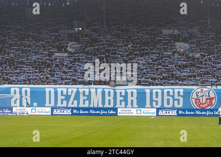 Rostock, Deutschland 10. Dicembre 2023: 2. BL - 2023/2024 - FC Hansa Rostock vs. FC Schalke 04 IM Bild: 28 dicembre 1965 Hansa Geburtstag Datum Vereinsgründung /// le normative DFL vietano qualsiasi uso di fotografie come sequenze di immagini e/o quasi-video. /// Foto Stock
