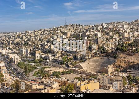 Il Teatro Romano e Odeon, la piazza Hashemite e l'area del centro città vista dalla collina Foto Stock