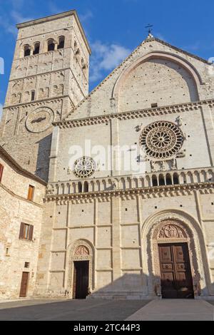 Vista della Cattedrale di San Rufino in Assisi. Umbria. Verticalmente. Foto Stock